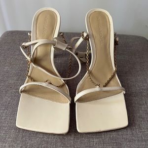 BOTTEGA VENETA
Lambskin Stretch Chain Strap in Sea Salt